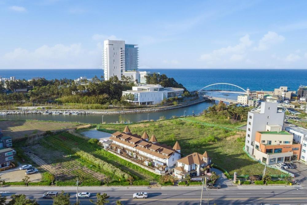 Santa Beach Pension Gangneung Ngoại thất bức ảnh